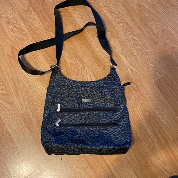 Baggallini animal print crossbody bag - Picture 1 of 3